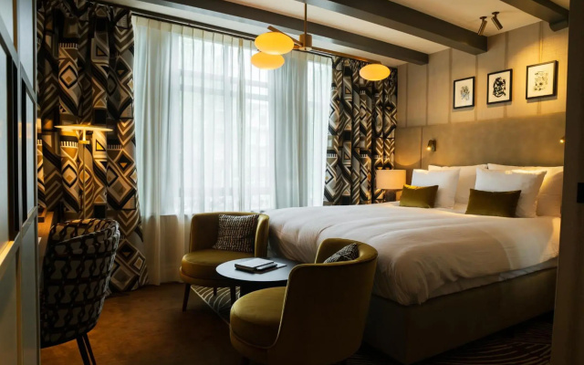 Ambassade Hotel