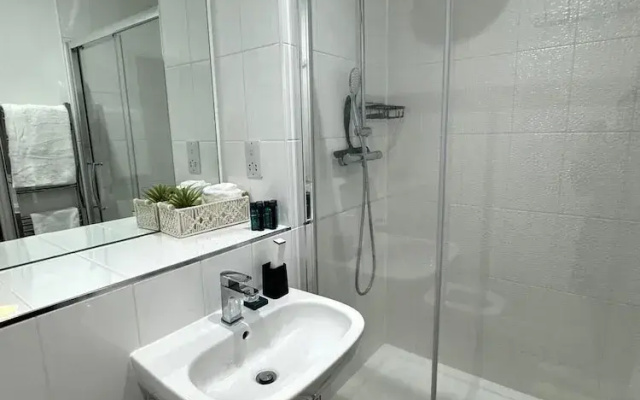Cozy Bracknell Apartment With Modern Amenities