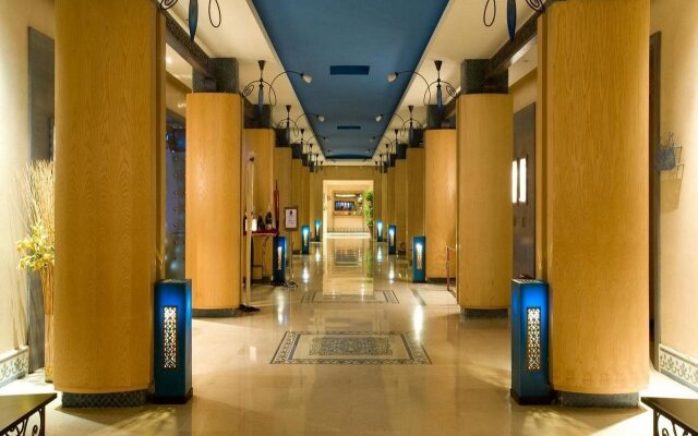 Отель Le Meridien NFis вид на фасад