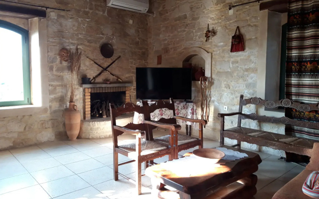 Spacious Villa in Margarites With Private Garden