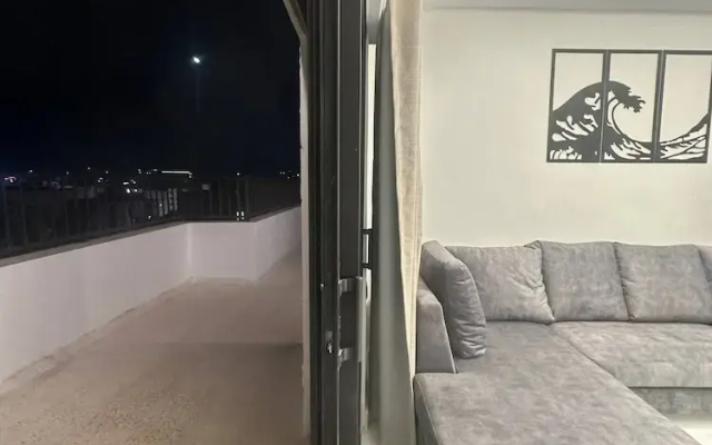 JRE Cozy Rooftop Near Al Services 24