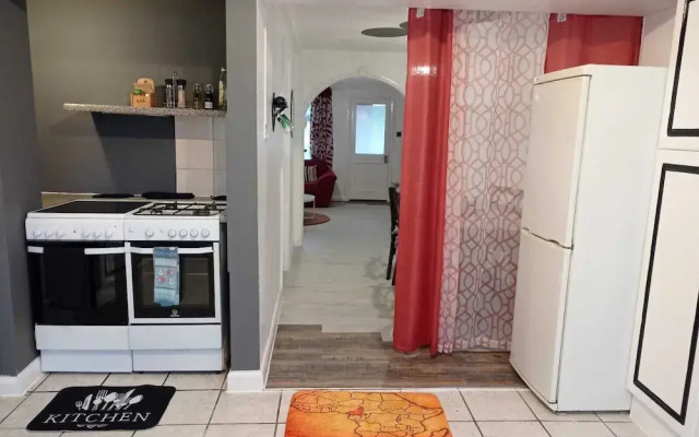 House - Sleeps 8 - Garden - Parking