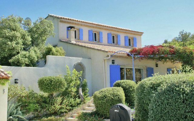 Charming Villa in Villes-sur-Auzon with Swimming Pool