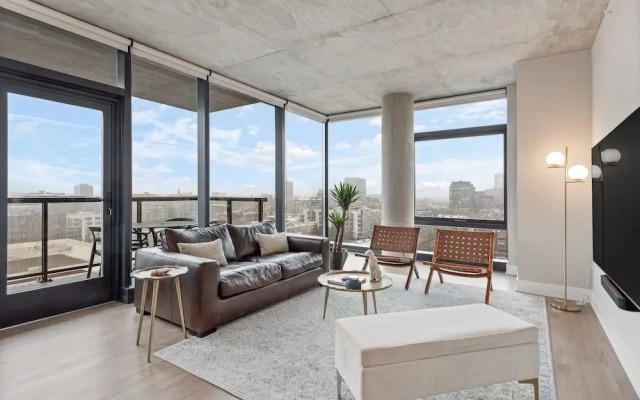 West Loop Stay Walkable Skyline Balcony