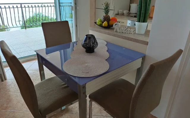 A6 Beachfront apt With big Terrace and sea View