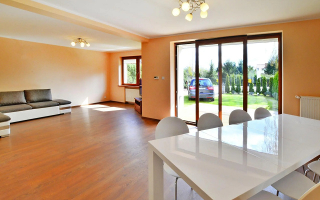 Comfortable Holiday Villa, Private Garden
