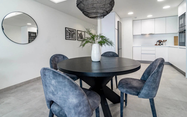 Inf4.2m- Modern City Apartment, Families Only