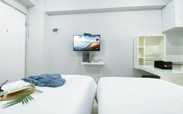 Stunning and Comfy Studio at Green Bay Pluit Apartment
