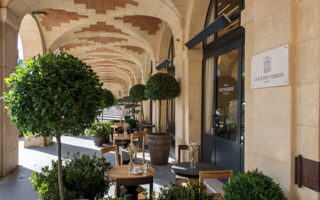 Отель Cour Des Vosges Париж вид на фасад