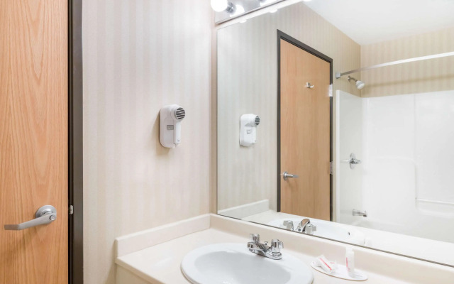 Days Inn & Suites by Wyndham Bridgeport - Clarksburg