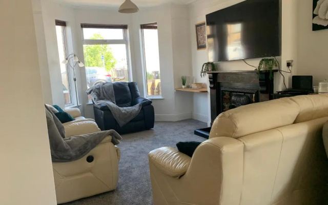 House - Sleeps up to 8 People & Free Parking