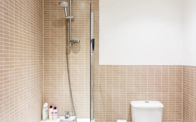 Bright, Spacious 2BR Central Cambridge Flat for 4