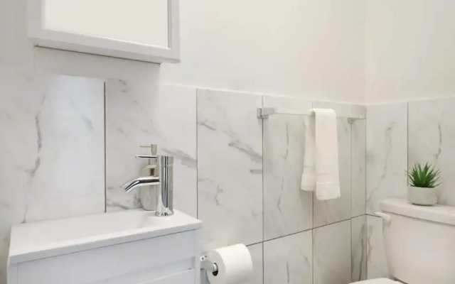 153-5a Charming 2BR LES W D