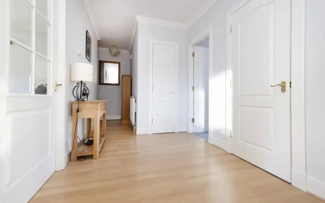 Modern Flat with Free Parking