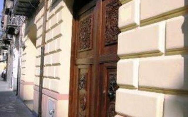 Отель Lincoln Suite вид на фасад