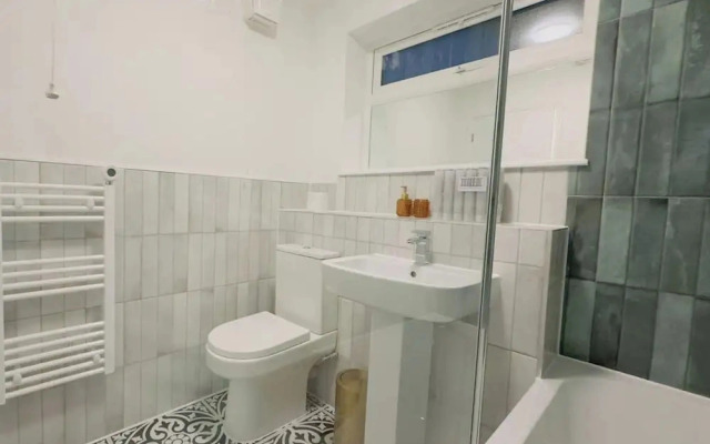 Elizabeth Line - Parking - Wifi - Sleeps 4