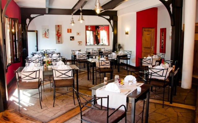Le COMBAVA Hôtel Restaurant