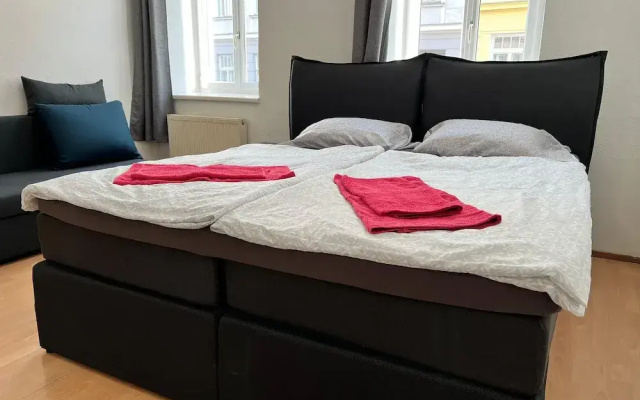 Affordable 3BR shared Apt. near Meidling