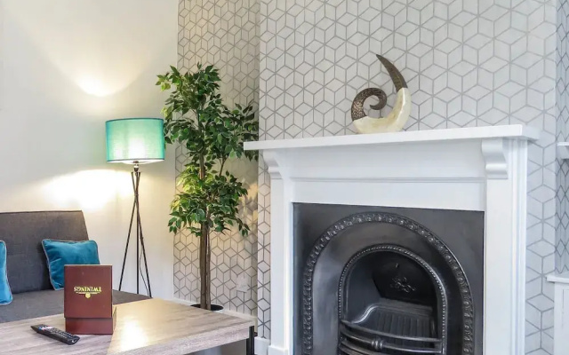 Tudors eSuites Historic Townhouse Birmingham with Garden