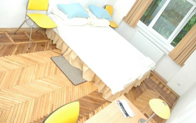 Гостиница Yellow House вид на фасад