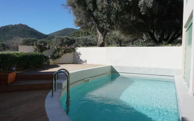 Pogonia, spacious apartment by the sea with private pool