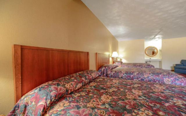 Econo Lodge Inn & Suites