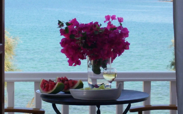 Roussos Beach Hotel