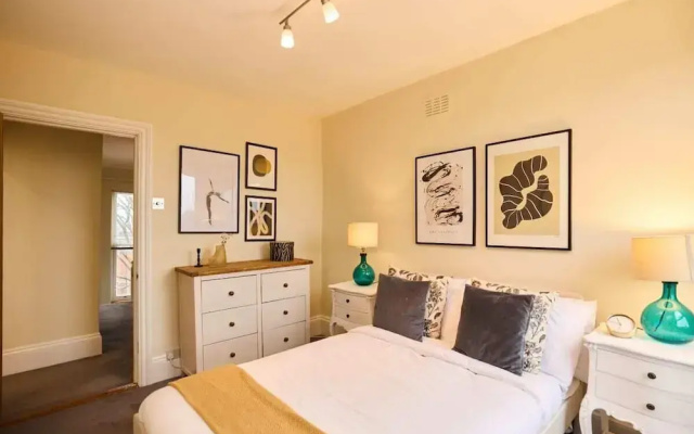 The Peckham Hideaway - Bright 3bdr Flat