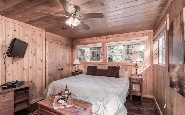 Chestnut Lodge - Four Bedroom Cabin with Hot Tub
