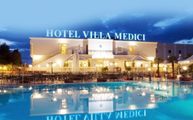Hotel Villa Medici Рокка-Сан-Джованни вид на фасад