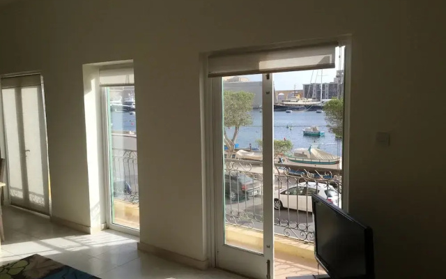 Senglea Seafront Apartment