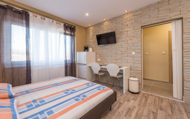 Room Tomo - open pool and pool for children: R1 Sukosan, Zadar riviera