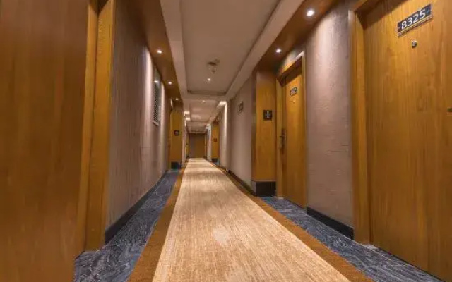 Super 8 Hotel (Luoyang Longmen High-speed Railway Station Quanyi Square)