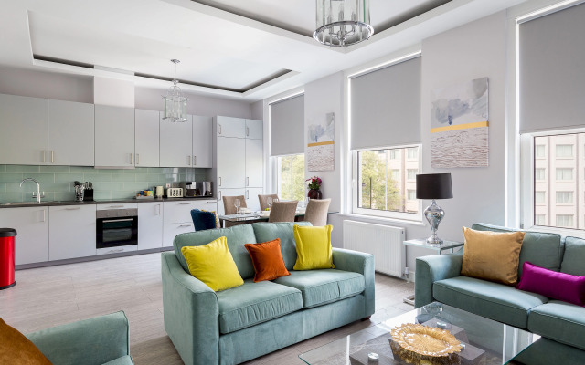 Sophisticated modern 2-bed 2-bath on Cromwell rd