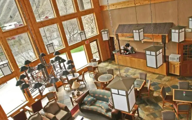 Salmon Rapids Lodge