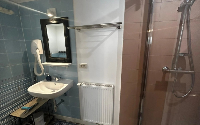 family stay Ostend 300m from beach free public Parking