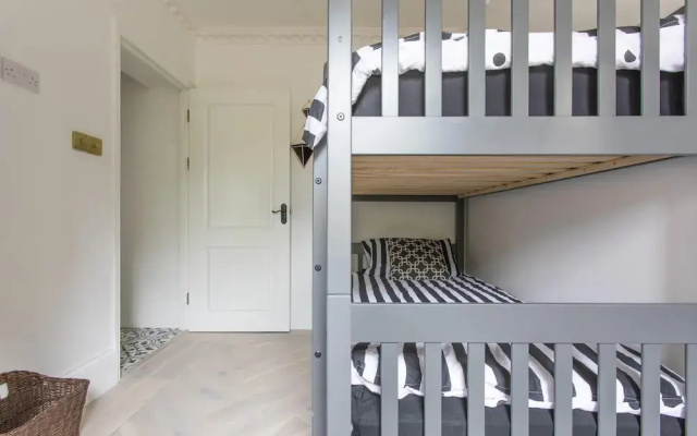 London Apartment- 4 Bedrooms-garden and Parking