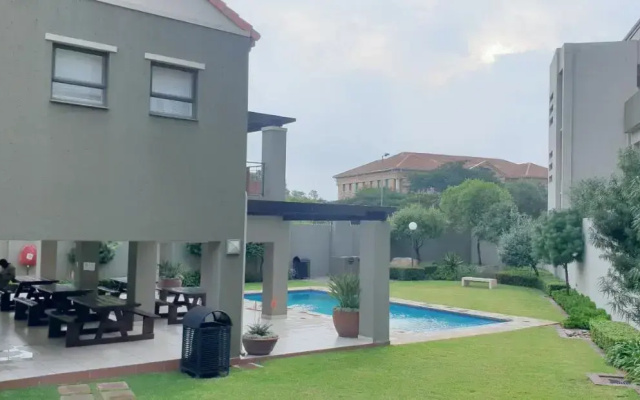 Secure, Self-Catering Studio in Sunninghill, Sandton