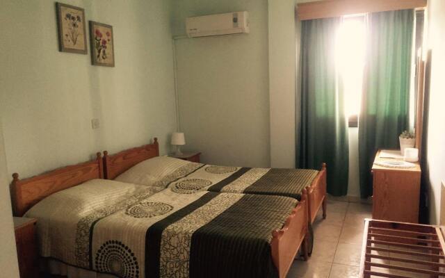 Апартаменты Angela Holiday Apartments комната для гостей