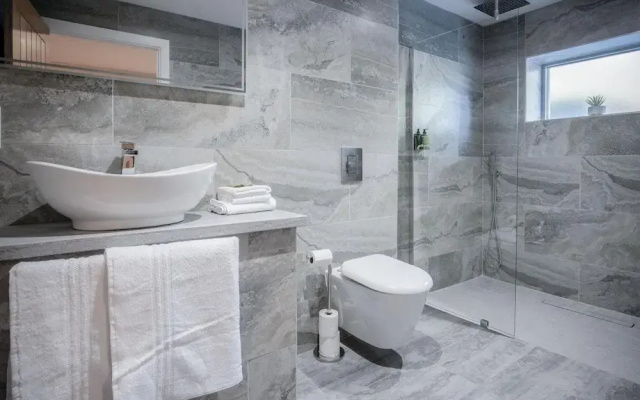 Suite 14 - Sleeping Giant Hotel - PEN Y CAE Inn
