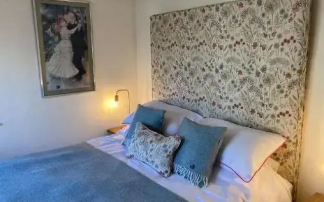 Chaucer Lodge Apt 1