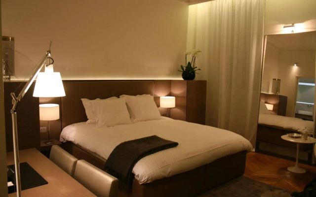 Cirque Deluxe Studio Apartment