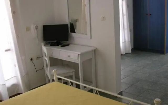 Finikas Santorini