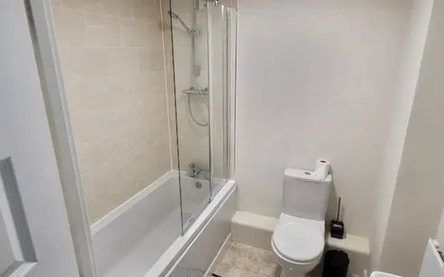 Inviting 6-bed House in Nuneaton