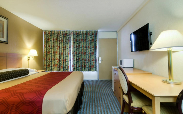 Econo Lodge Shorewood