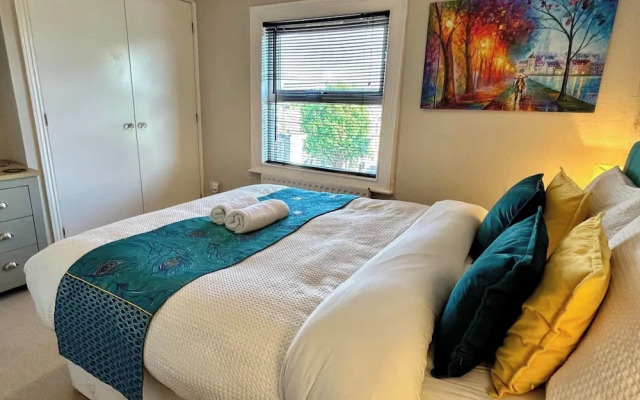 Character Bedford Apartment With Two Bedrooms