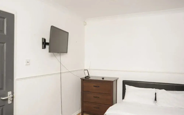Room in Guest Room - Bright Room in Coventry