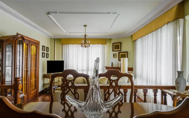 Casa marinera con piscina y jardín.