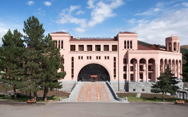Отель Grand Resort Jermuk вид на фасад
