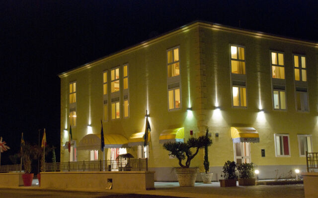 Отель La Isla Resort Понтеканьяно вид на фасад